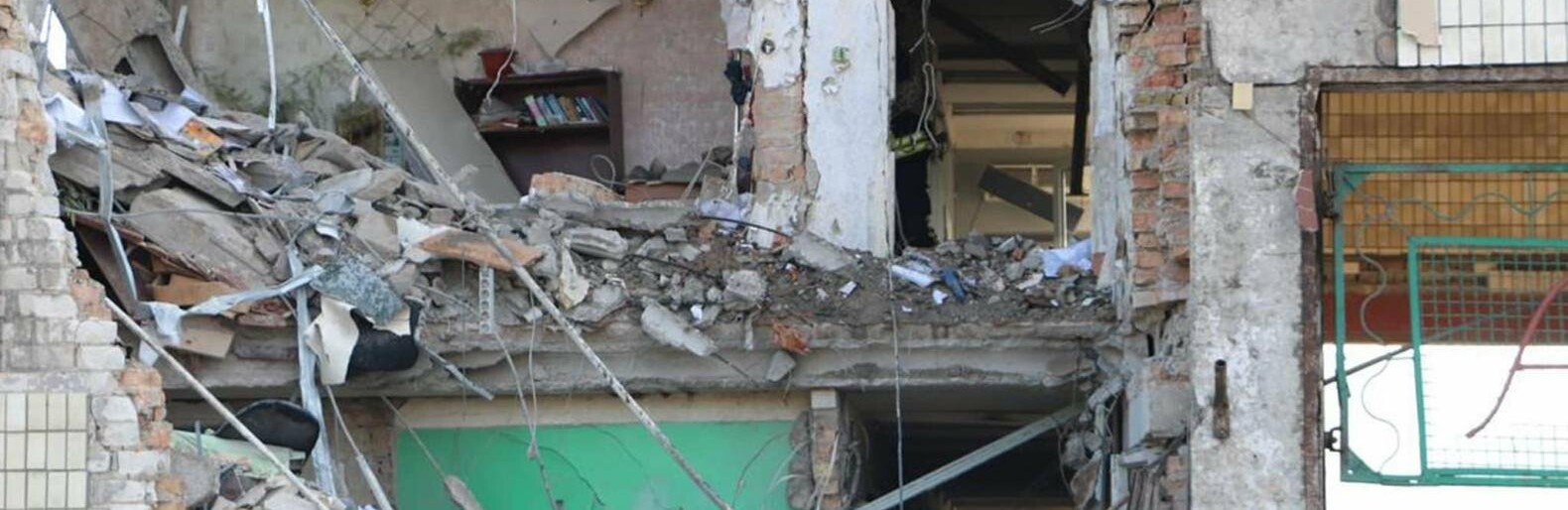 Масштабна пожежа та багато зруйнованих будинків: з'явились фото наслідків ракетного удару по Дніпропетровщині