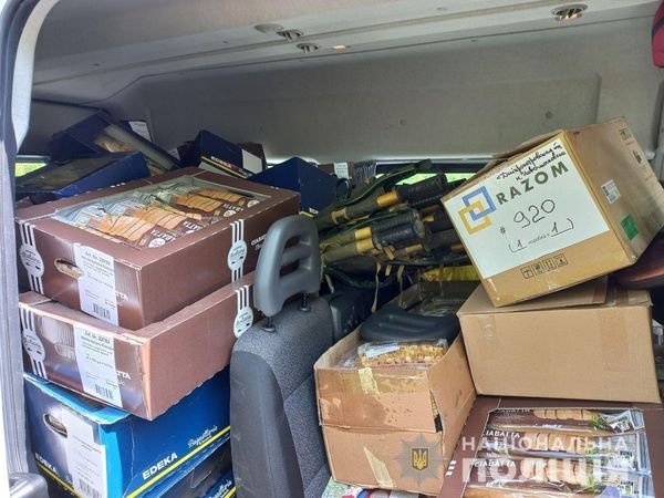 Поліцейські Дніпропетровщини доправили до Харківської та Донецької областей життєво необхідні речі