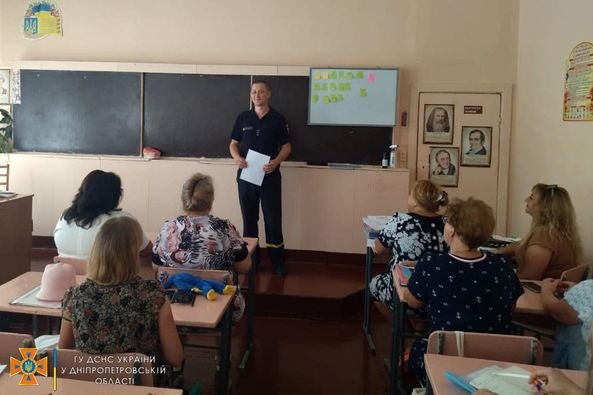 Надзвичайники продовжують інформаційно-роз’яснювальну роботу з освітянами у Новомосковському районі