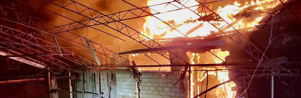 Понівечені будинки та лінії електропередач: вночі ворог знов гатив по Дніпропетровщині