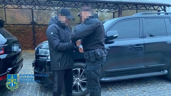 На Дніпропетровщині адвокати, юристи, арбітражні керуючі разом з кримінальним авторитетом налагодили схему рейдерських захоплень промислових підприємств   