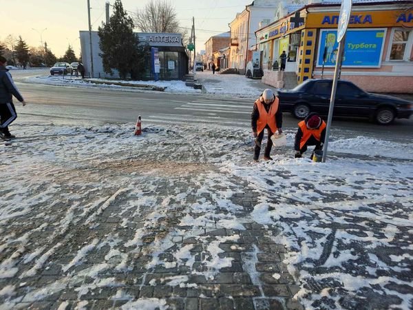 У Новомосковську комунальники прибирають місто від снігу