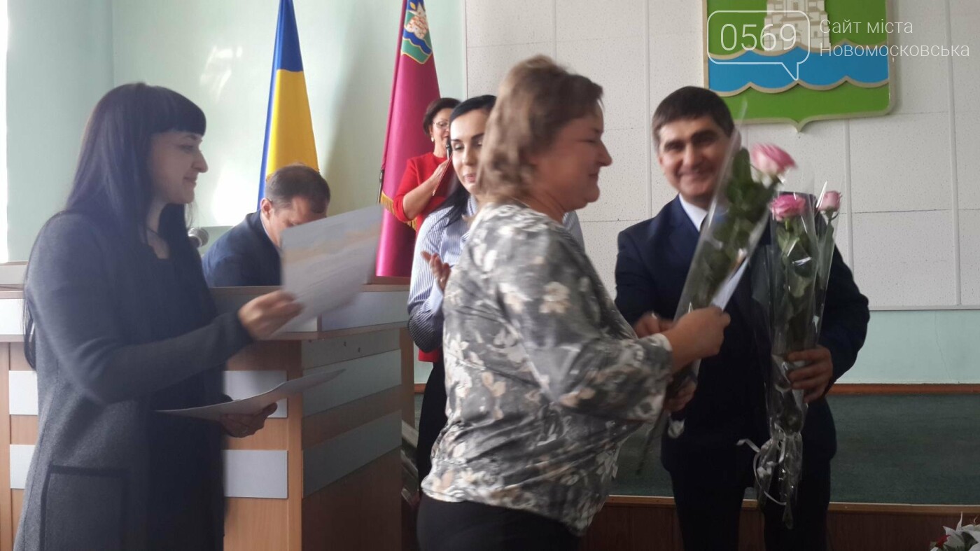 В Новомосковську привітали вчителів, фото-9 В Новомосковську привітали вчителів, фото-9