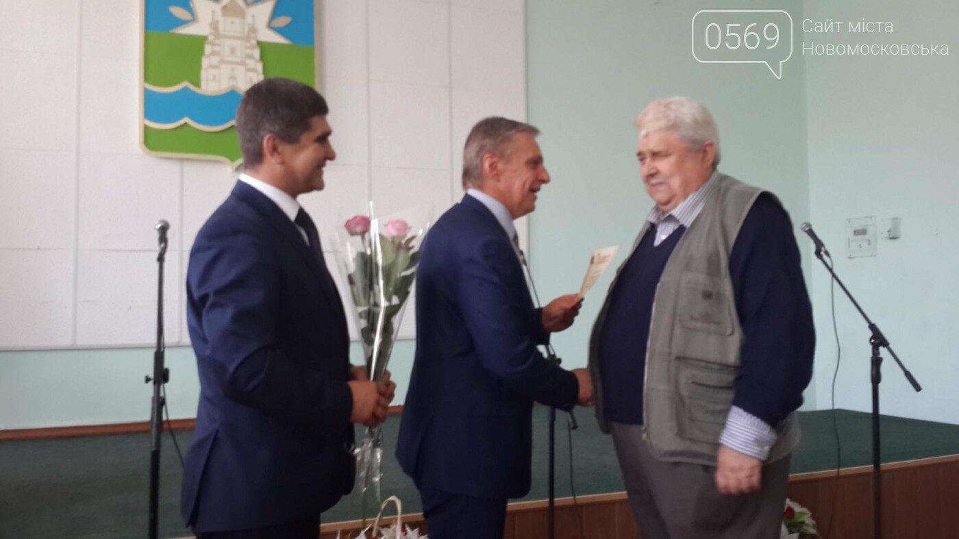 В Новомосковську привітали вчителів, фото-4 В Новомосковську привітали вчителів, фото-4