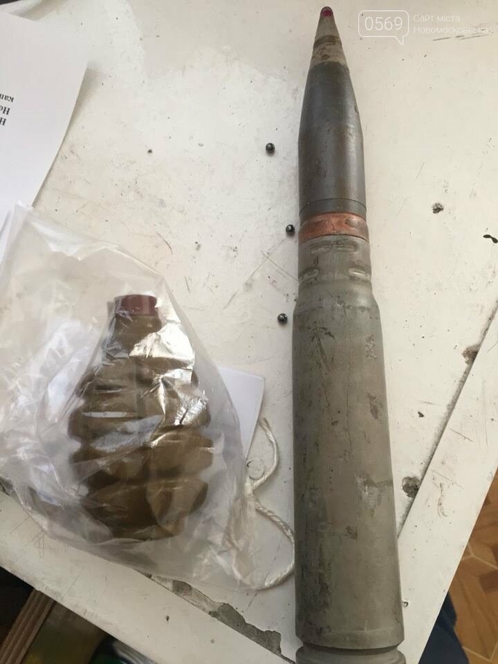Новомосковці добровільно віддали поліції гранату та бойовий..., фото-1 Новомосковці добровільно віддали поліції гранату та бойовий снаряд, фото-1