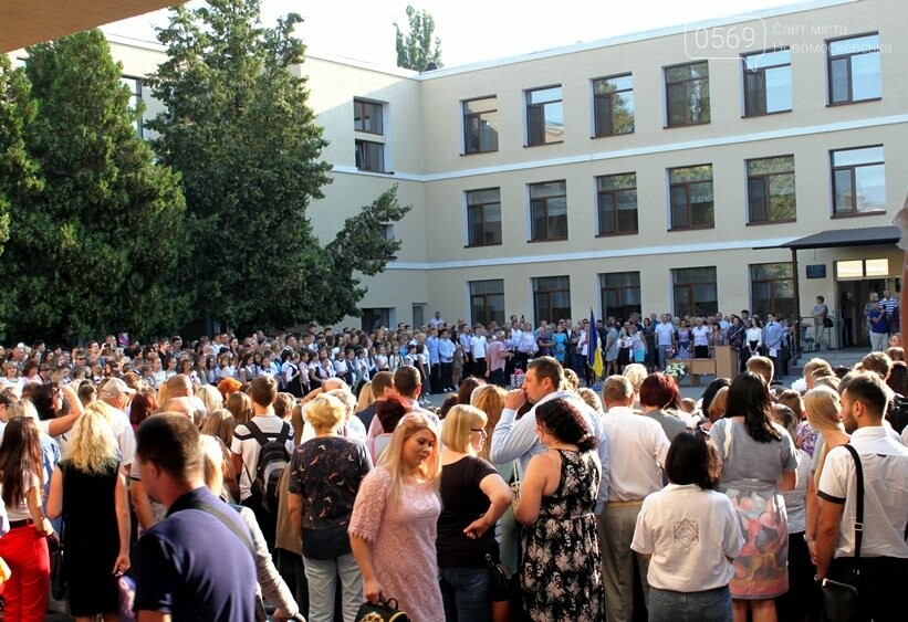 В школах Новомосковська пройшли урочисті лінійки, фото-2 В школах Новомосковська пройшли урочисті лінійки, фото-2