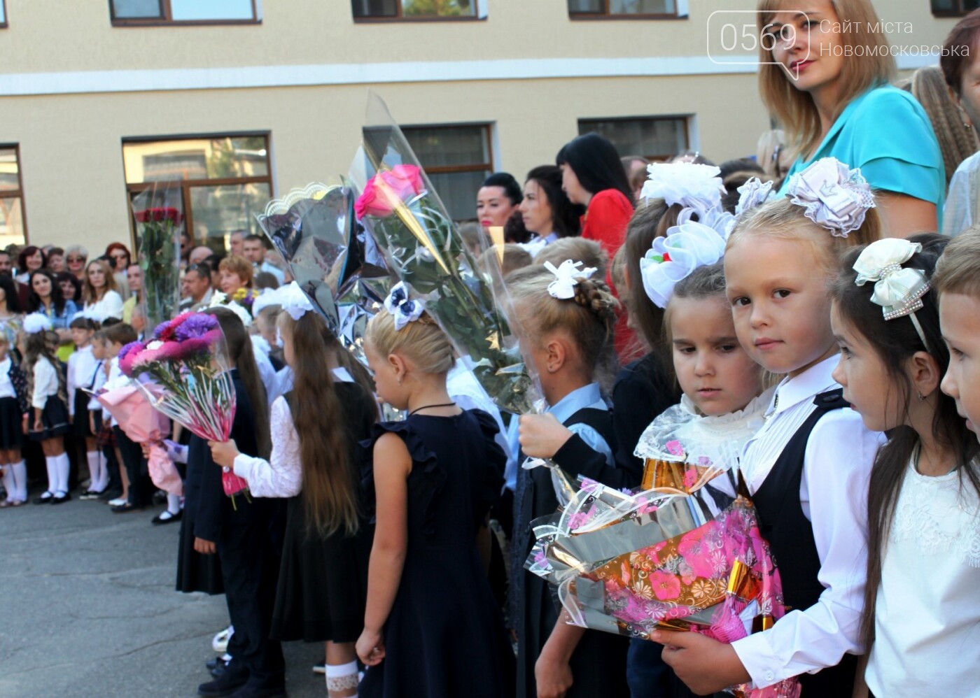 В школах Новомосковська пройшли урочисті лінійки, фото-1 В школах Новомосковська пройшли урочисті лінійки, фото-1