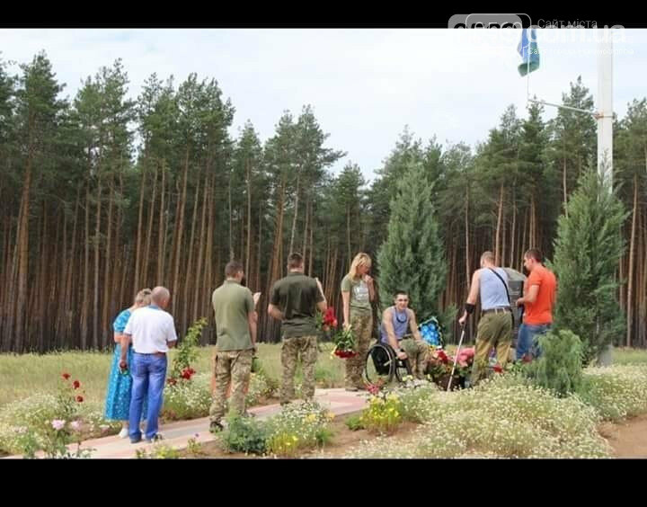 Шість років подвигу: як на Ямпільському перехресті вшанувал..., фото-4 Шість років подвигу: як на Ямпільському перехресті вшанували загиблих Героїв з Новомосковщини, фото-4