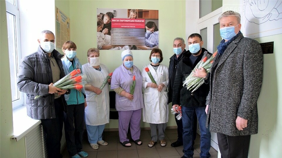 Керівники Новомосковська привітали жінок-медиків безпосередньо на робочих місцях, фото-7