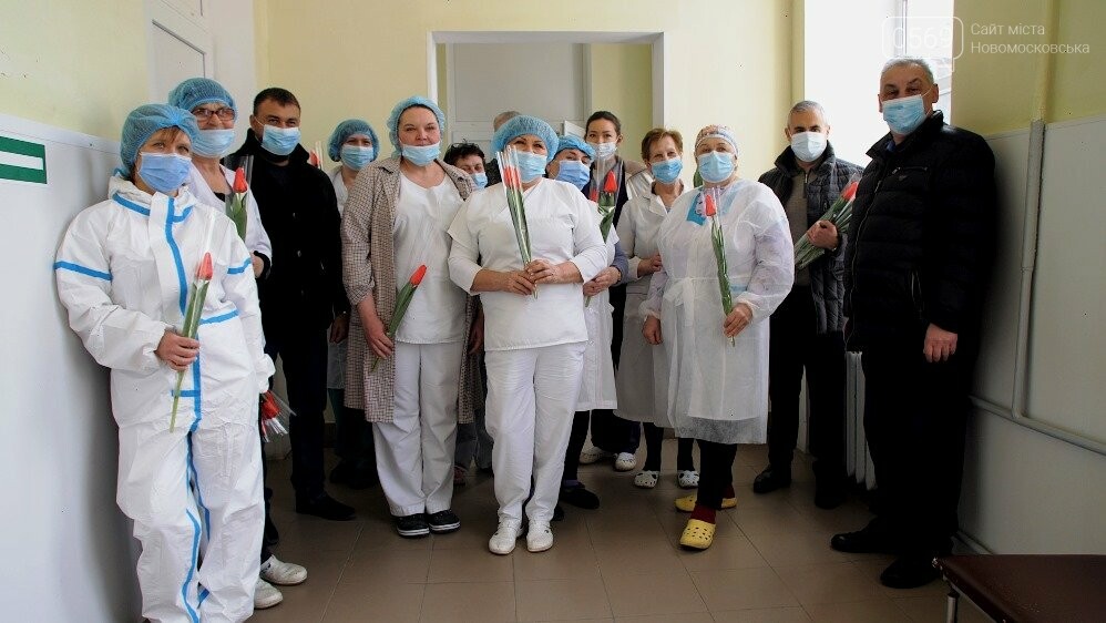 Керівники Новомосковська привітали жінок-медиків безпосередньо на робочих місцях, фото-5