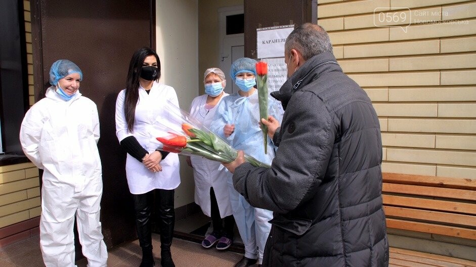 Керівники Новомосковська привітали жінок-медиків безпосередньо на робочих місцях, фото-4