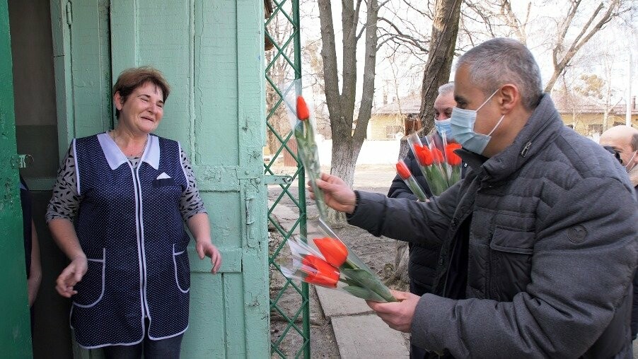 Керівники Новомосковська привітали жінок-медиків безпосередньо на робочих місцях, фото-3