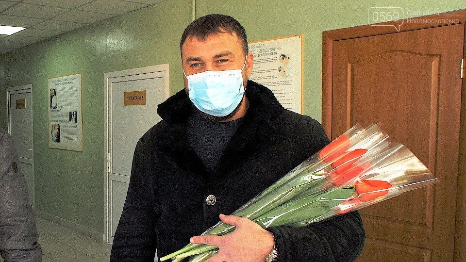 Керівники Новомосковська привітали жінок-медиків безпосередньо на робочих місцях, фото-2