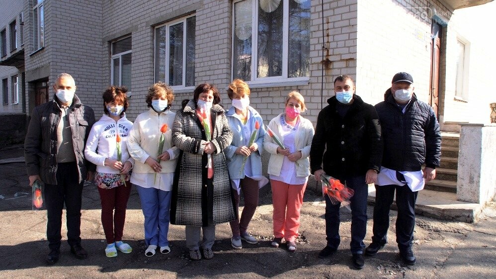 Керівники Новомосковська привітали жінок-медиків безпосередньо на робочих місцях, фото-14