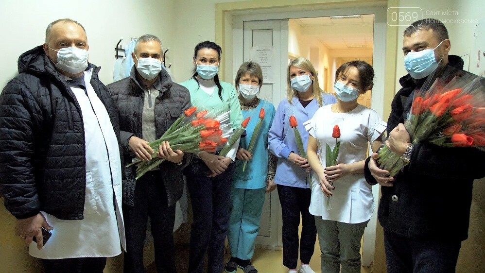 Керівники Новомосковська привітали жінок-медиків безпосередньо на робочих місцях, фото-13