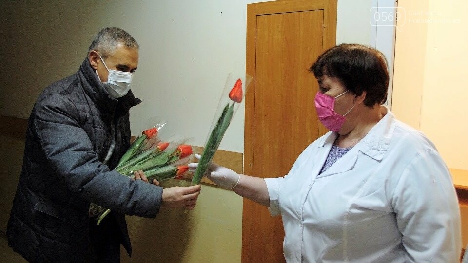 Керівники Новомосковська привітали жінок-медиків безпосередньо на робочих місцях, фото-12