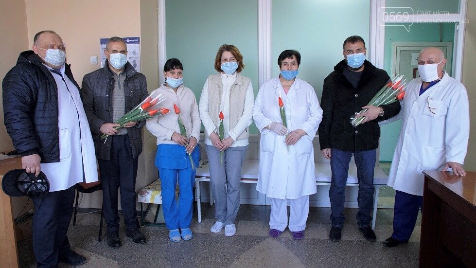 Керівники Новомосковська привітали жінок-медиків безпосередньо на робочих місцях, фото-1