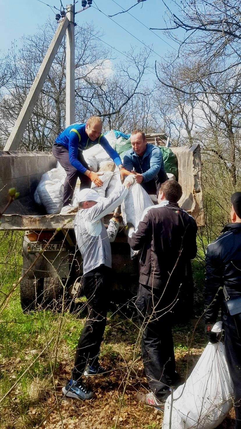 Більше 100 мішків сміття зібрали і вивезли волонтери з ліс..., фото-3 Більше 100 мішків сміття зібрали і вивезли волонтери з лісу, що поблизу Новомосковська, фото-3