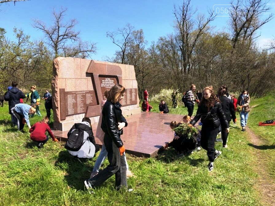 Студенти Коледжу економіки та права міста Новомосковська навели лад біля одного з меморіалів жертвам нацизма, фото-4