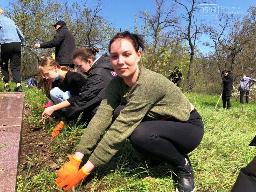 Студенти Коледжу економіки та права міста Новомосковська навели лад біля одного з меморіалів жертвам нацизма, фото-5