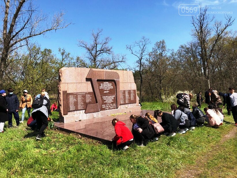 Студенти Коледжу економіки та права міста Новомосковська навели лад біля одного з меморіалів жертвам нацизма, фото-2