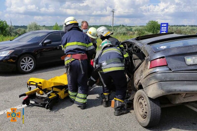 У Новомосковську рятувальники деблокували постраждалих з деформованої автівки, фото-3