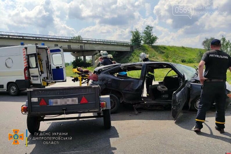 У Новомосковську рятувальники деблокували постраждалих з деформованої автівки, фото-4