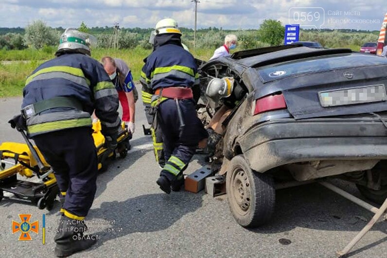 У Новомосковську рятувальники деблокували постраждалих з деформованої автівки, фото-2