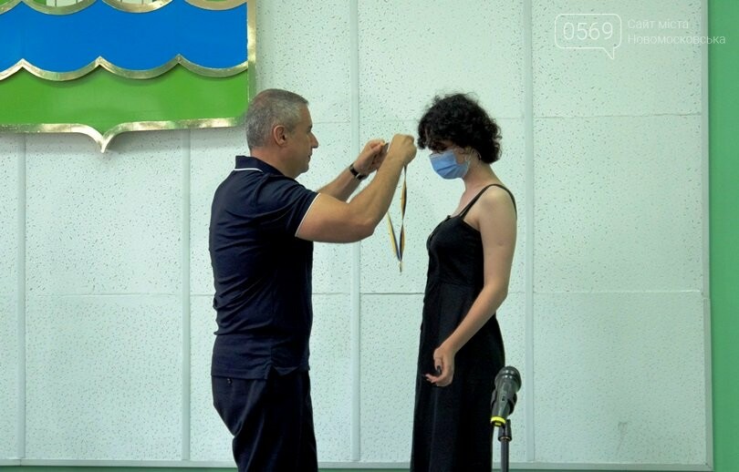 Міський голова Новомосковська вручив золоті та срібні медалі цьогорічним випускникам, фото-3