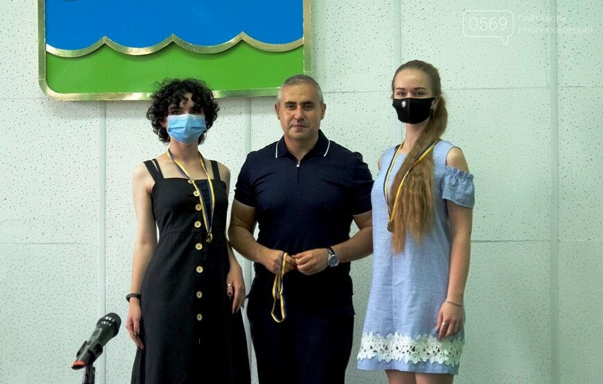 Міський голова Новомосковська вручив золоті та срібні медалі цьогорічним випускникам, фото-2
