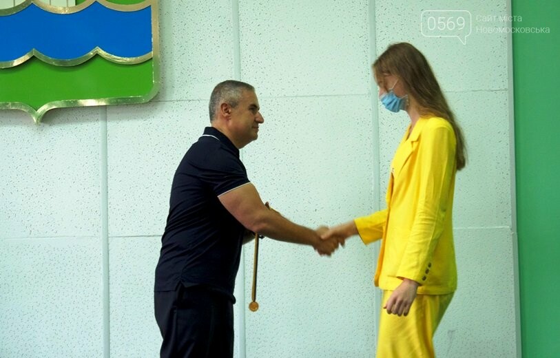 Міський голова Новомосковська вручив золоті та срібні медалі цьогорічним випускникам, фото-1