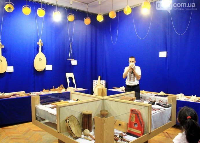Учні Новомосковської мистецької школи відвідали виставку народних і... Учні Новомосковської мистецької школи відвідали виставку народних інструментів, Ольга