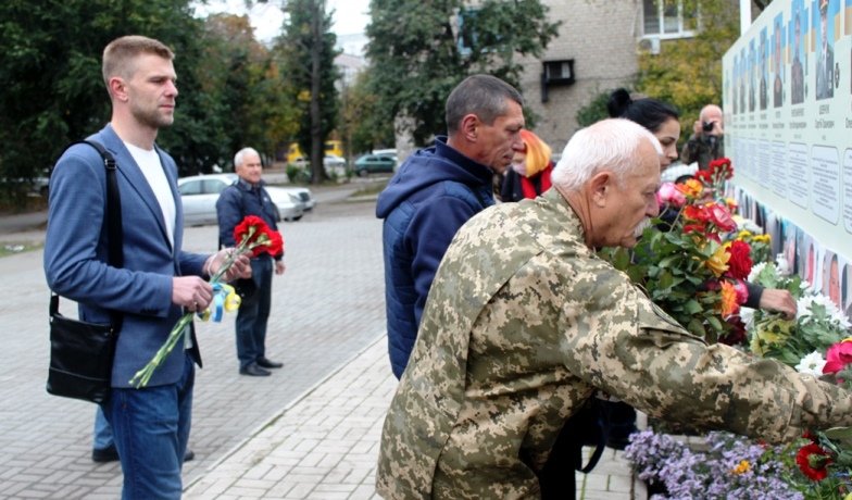 У Новомосковську в День захисника України вшанували полеглих на Дон... У Новомосковську в День захисника України вшанували полеглих на Донбасі героїв: ФОТО, Ольга