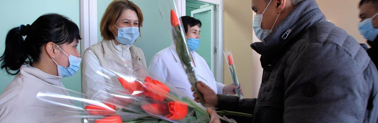 Керівники Новомосковська привітали жінок-медиків безпосередньо на робочих місцях