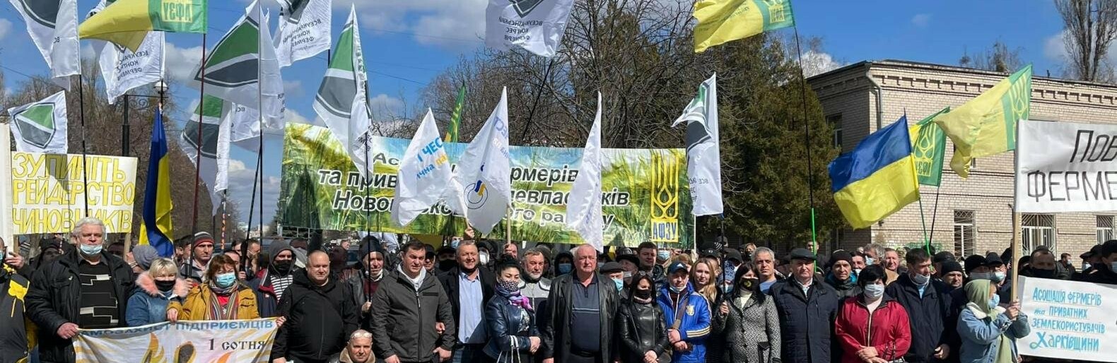 Біля будівлі Новомосковської РДА пройшла акція протесту проти рейдерського захоплення землі 