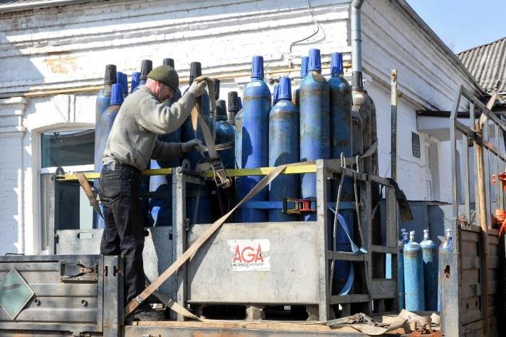 ІНТЕРПАЙП НМТЗ передав Новомосковській ЦМЛ 10 кисневих балонів