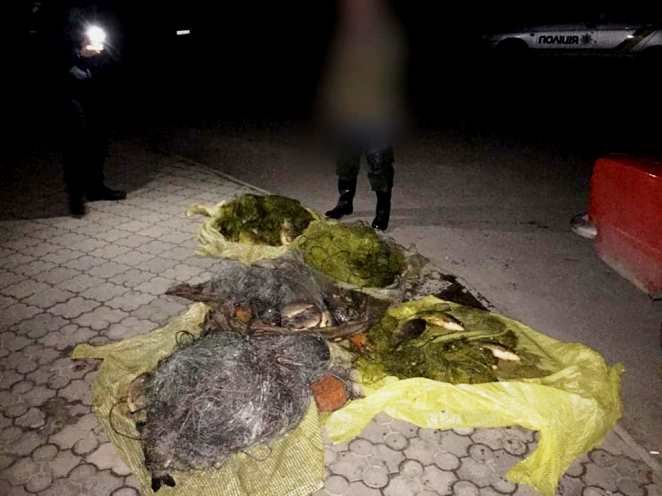 У Новомосковському районі поліцейські виявили автомобіль із незаконно виловленою рибою