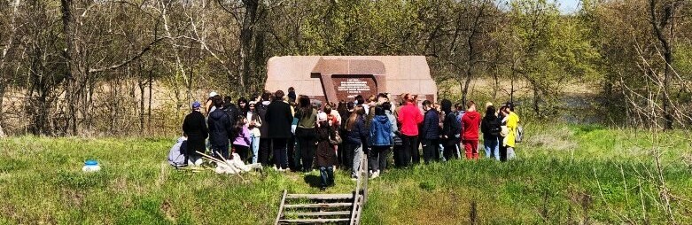 Студенти Коледжу економіки та права міста Новомосковська навели лад біля одного з меморіалів жертвам нацизма