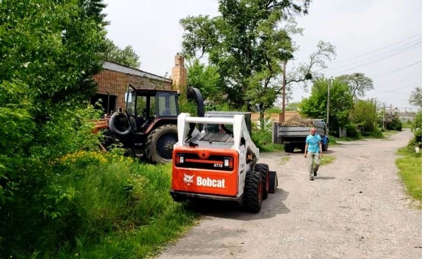 У Новомосковську в рамках акції  «Чистодяка» комунальники вивезли сухе гілля зі старого річпорту