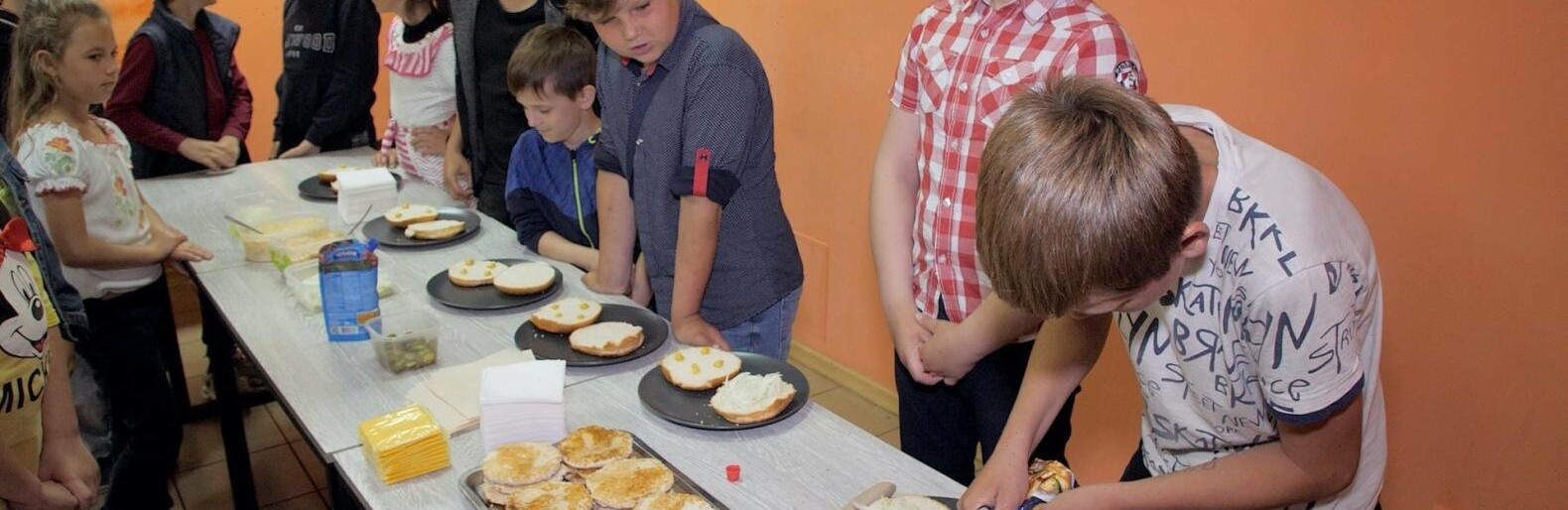 Школярі мікрорайону Кулебівка у Новомосковську за «дяки» отримали майстер-клас з виготовлення бургерів