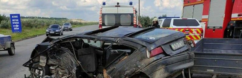У Новомосковську рятувальники деблокували постраждалих з деформованої автівки