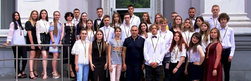 Міський голова Новомосковська вручив золоті та срібні медалі цьогорічним випускникам